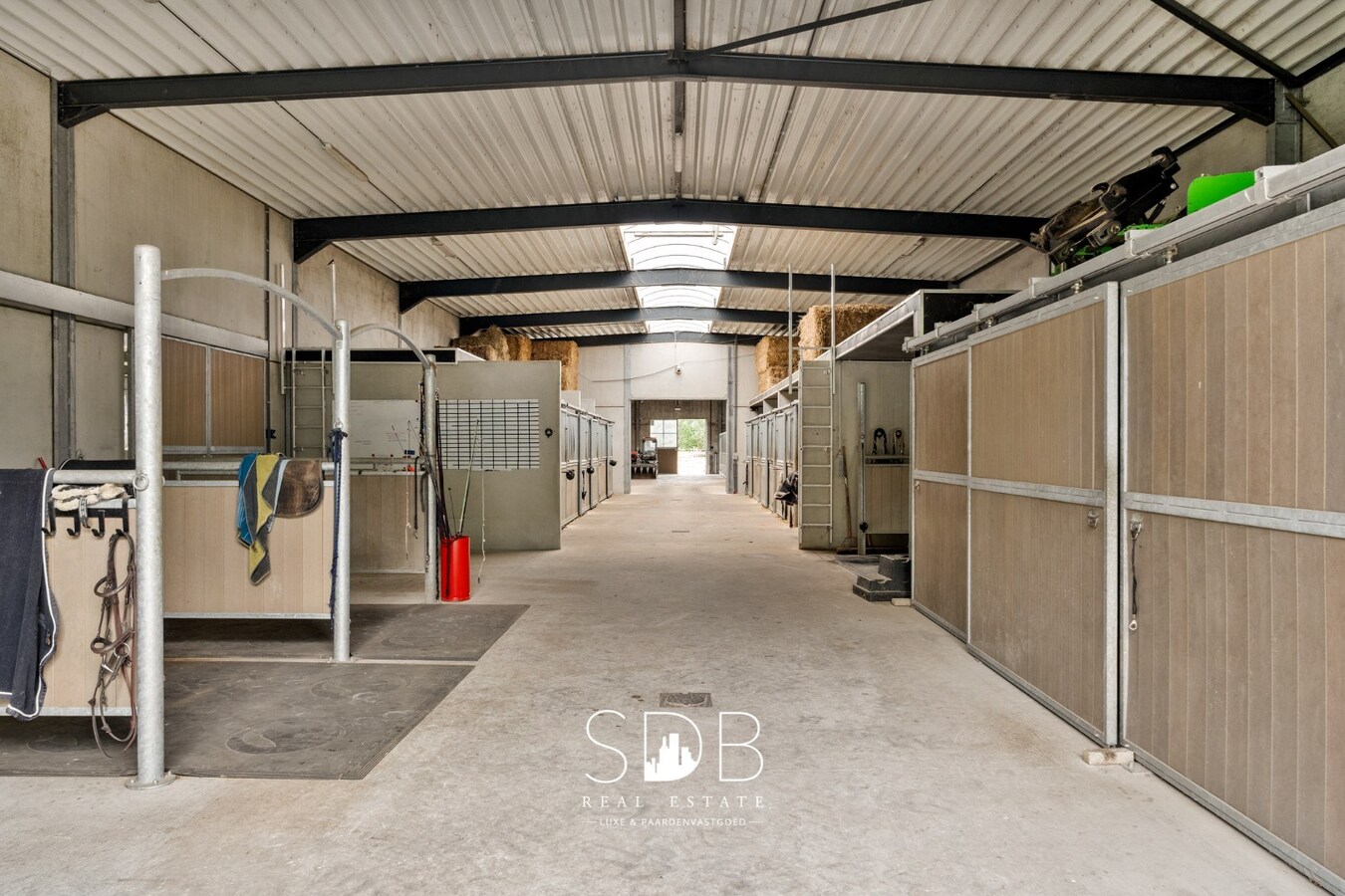 Prachtige villa met hippische accommodatie en graslanden op +/- 9 ha 