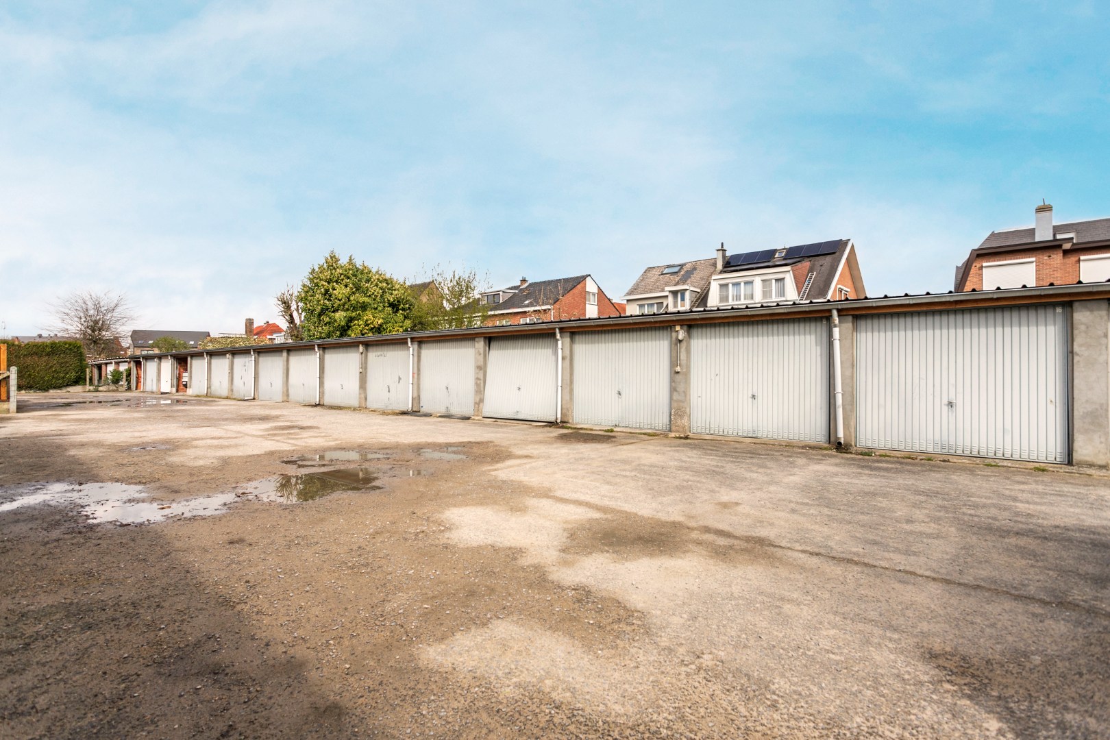 Gerenoveerd appartement met 2 slaapkamers, 2 terrassen en 2 garageboxen 