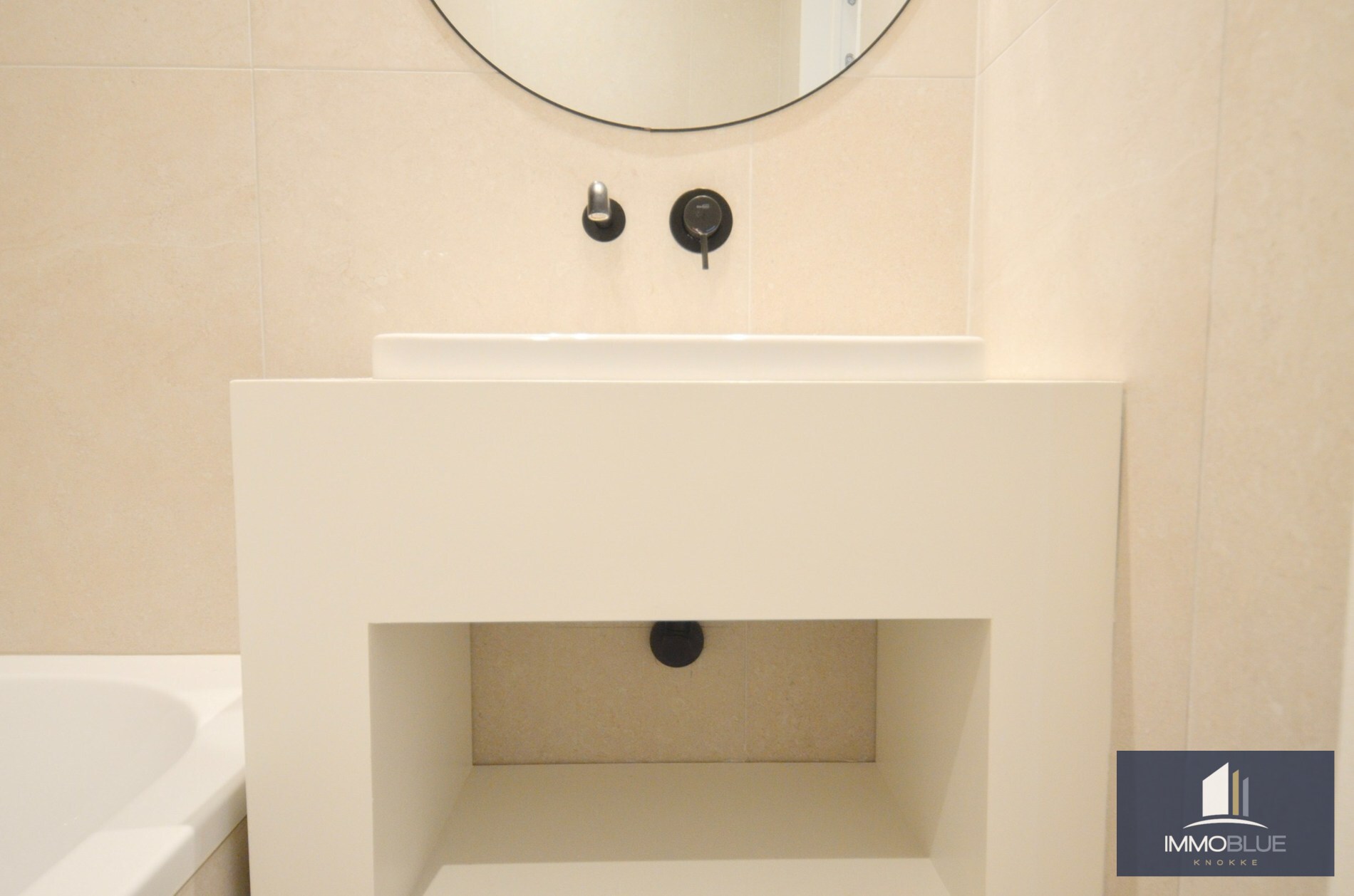 Volledig gerenoveerd, lichtrijk appartement op wandelafstand van zee en het commercieel centrum. 