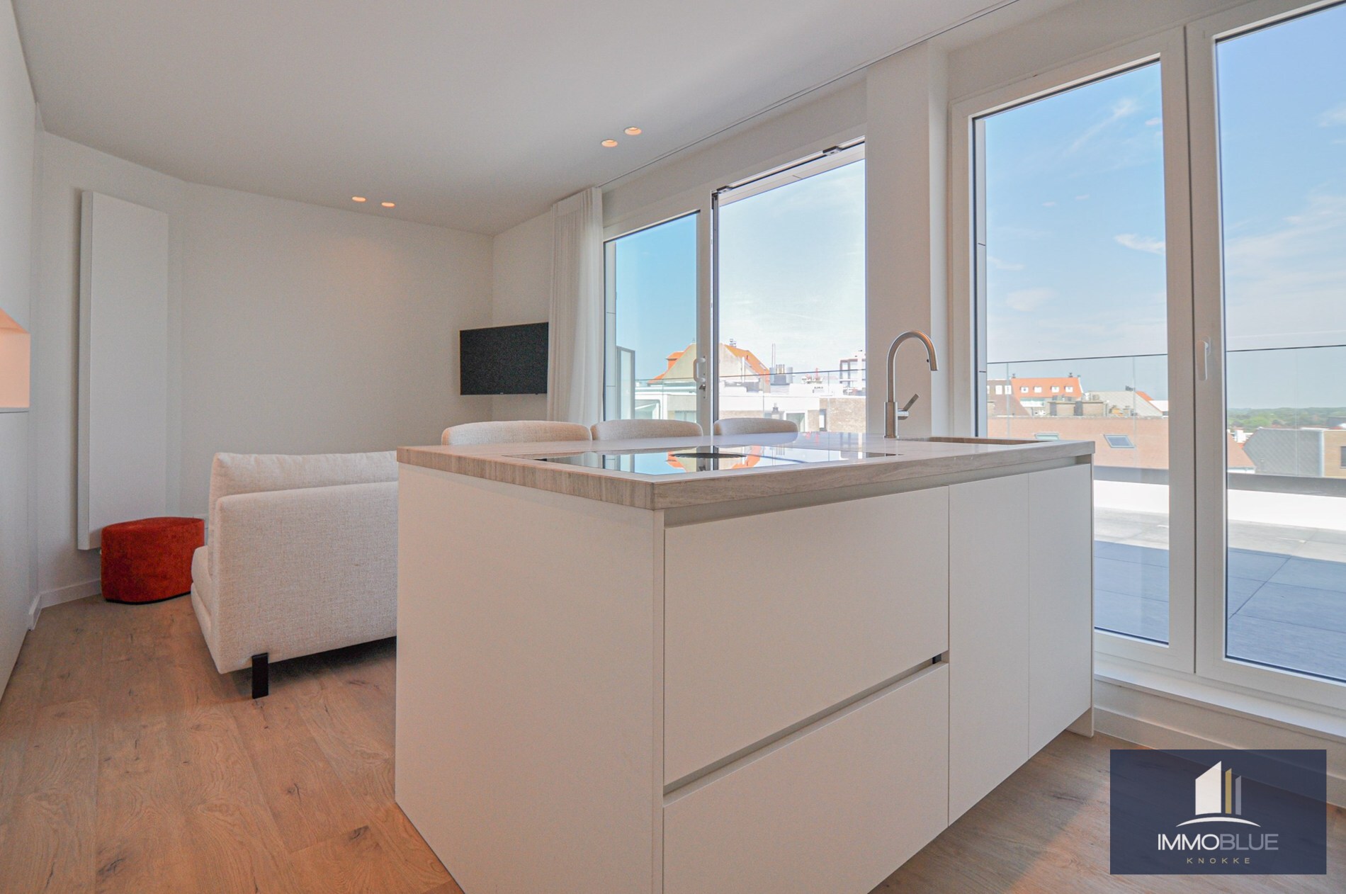 Volledig gerenoveerd dakappartement met een terras van ongeveer 45 m². 