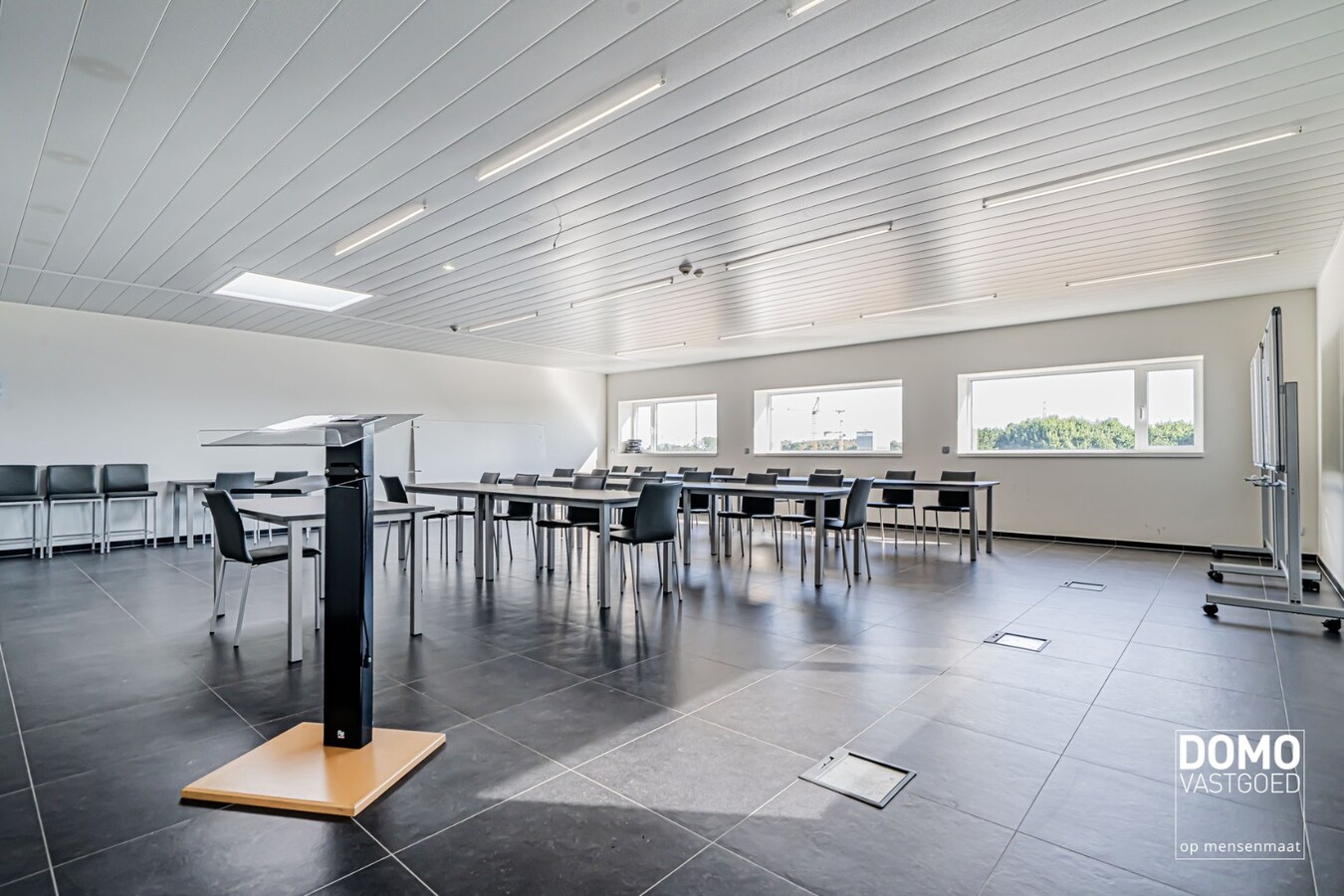 INNOVATIEVE RUIMTE MET LABO, LOGISTIEKE VOORZIENINGEN EN RESEARCH &amp; DEVELOPMENT IN EEN ECO-BEDRIJFSGEBOUW TE PAAL 