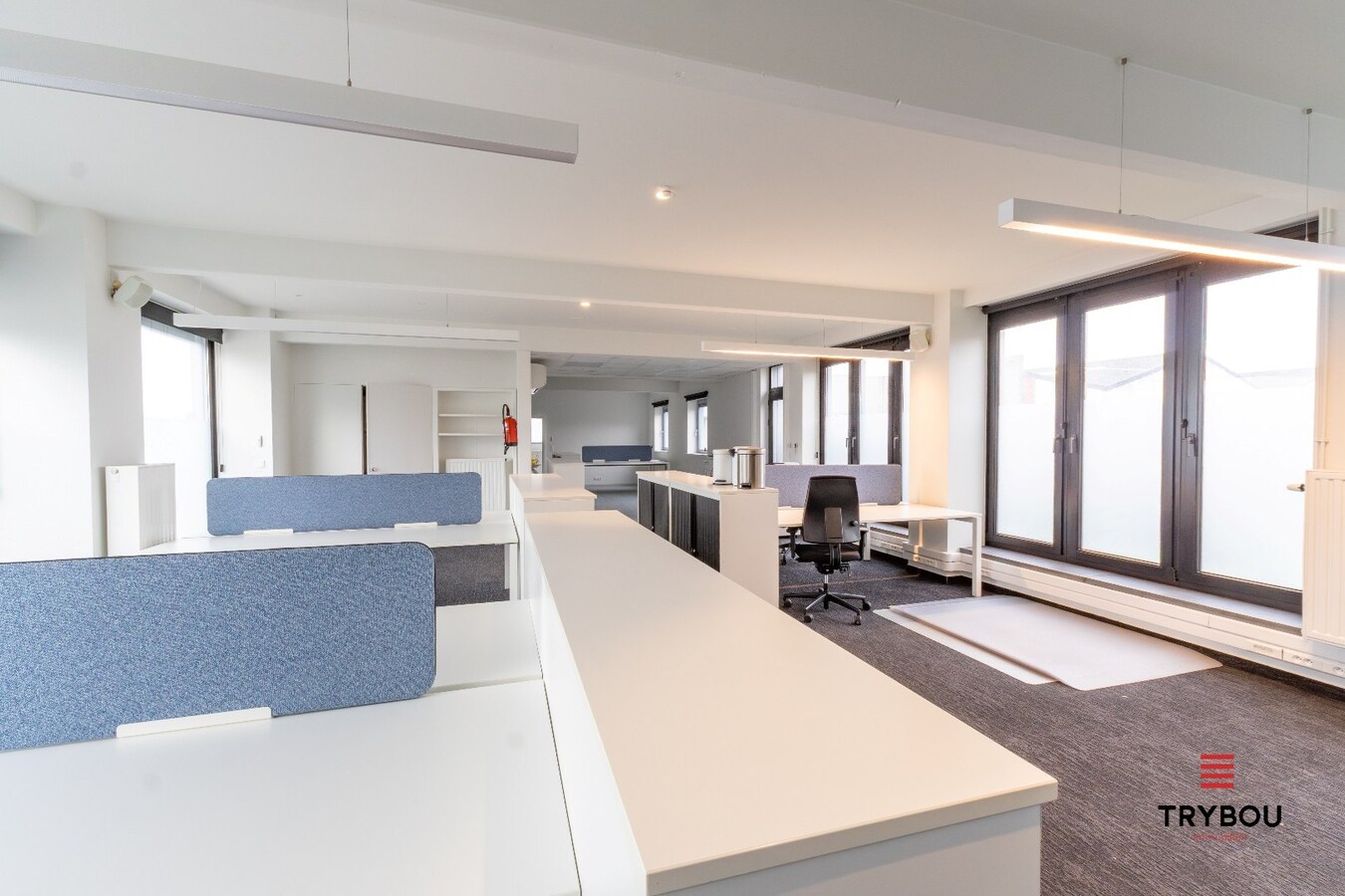 Groot kantoorgebouw op toplocatie te Ieper 