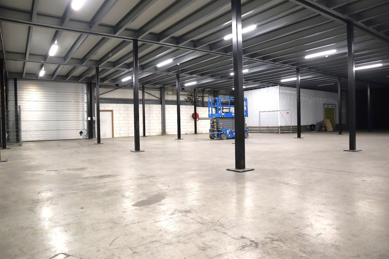 Kantoorruimte 120m² + loods/hangaar/magazijn 775 m² te Boutersem 