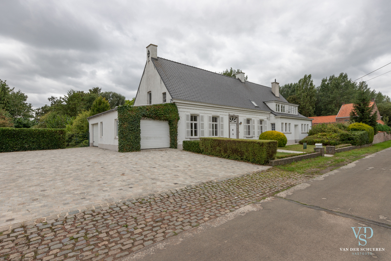 Authentiek landhuis met 5 ruime slaapkamers én gelijkvloers bureau. 