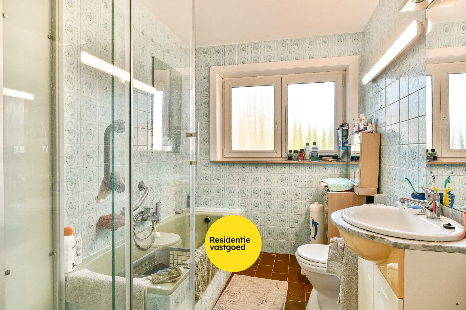 Halfopen woning met drie slaapkamers, tuin en garage 