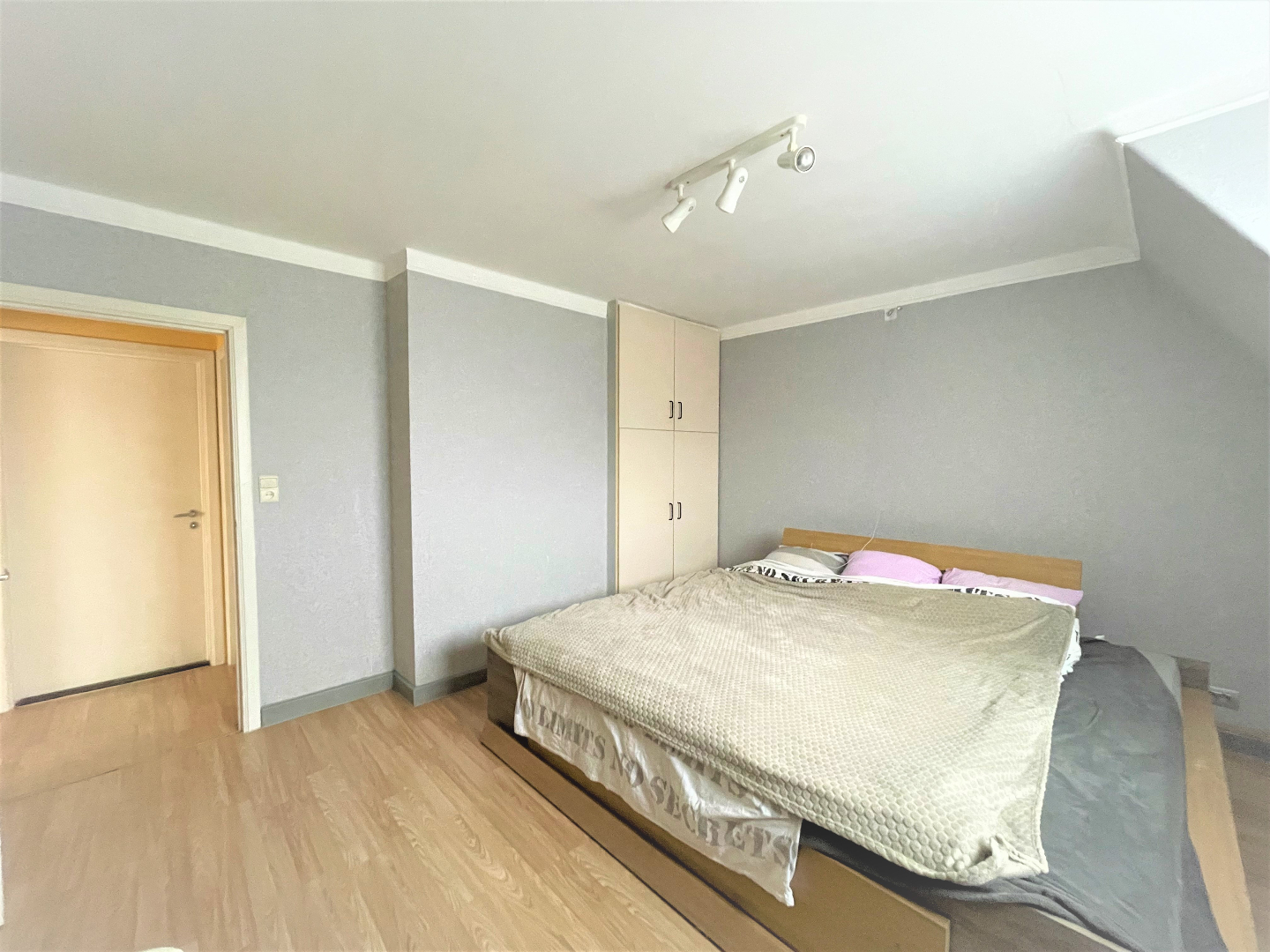 Statige halfopen woning met 3 slaapkamers en garage 