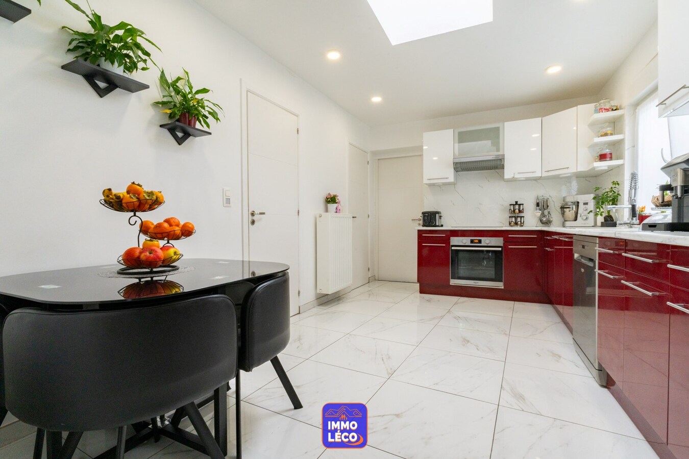 3 façades rénovée avec garage, parking 2voit. et grand entrepôt attenant ! 