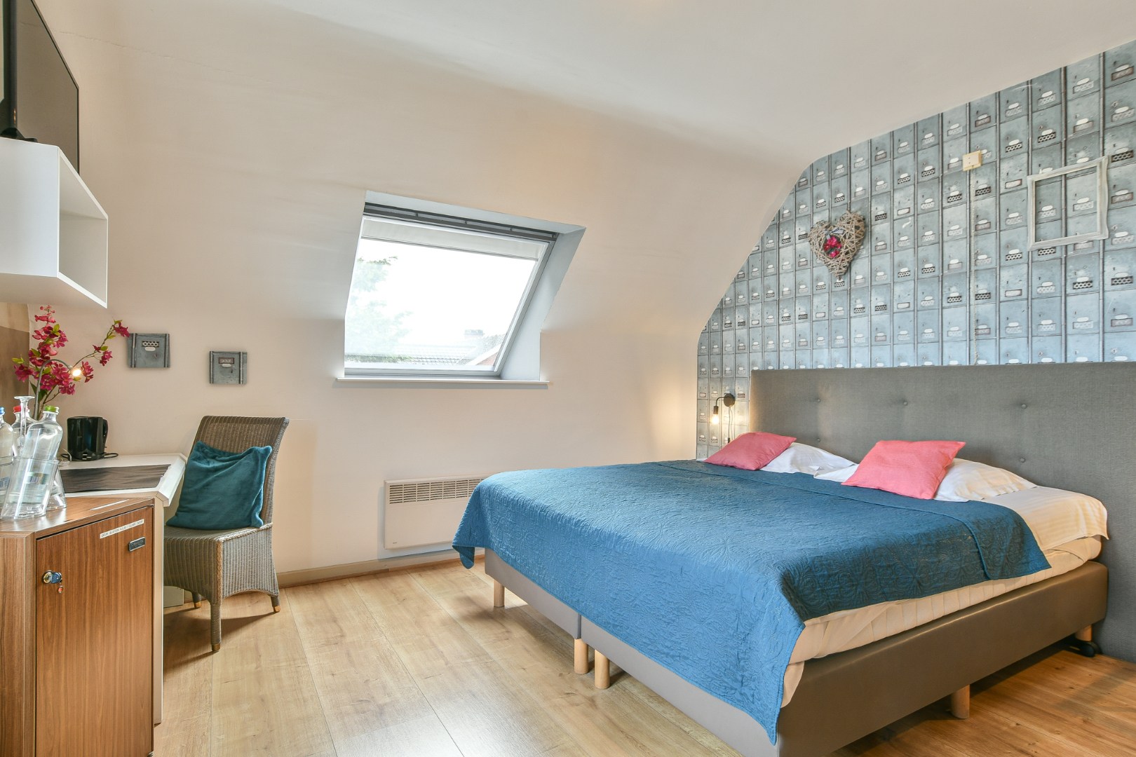 Unieke investeringskans: karaktervol hotel met 18 kamers &amp; woonmogelijkheden te koop! 