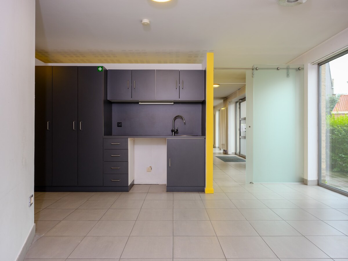 Nabij station gelegen kantoor, met goede visibiliteit op belangrijk kruispunt 