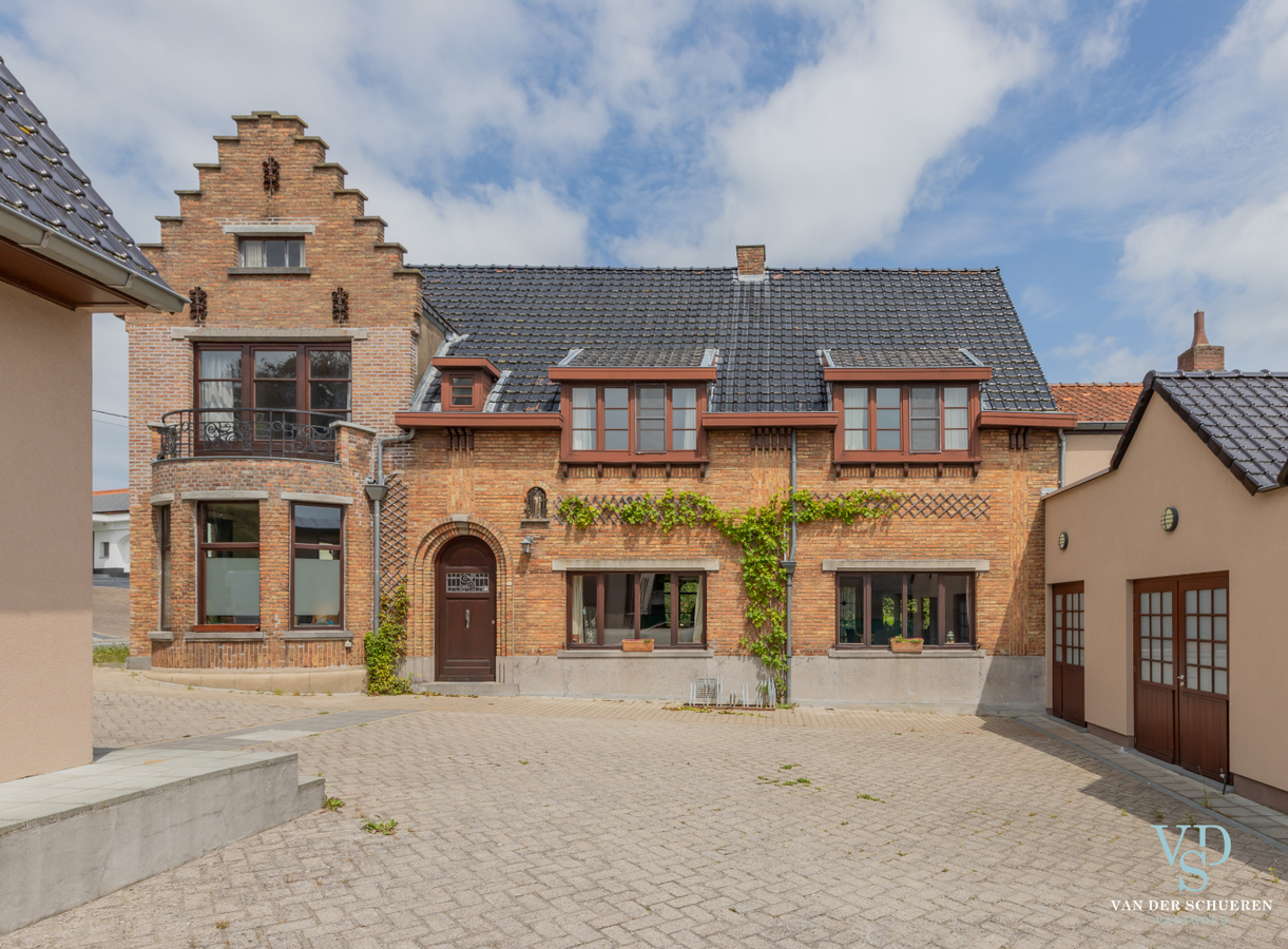 Authentieke herenwoning met atelier / bureau's. 