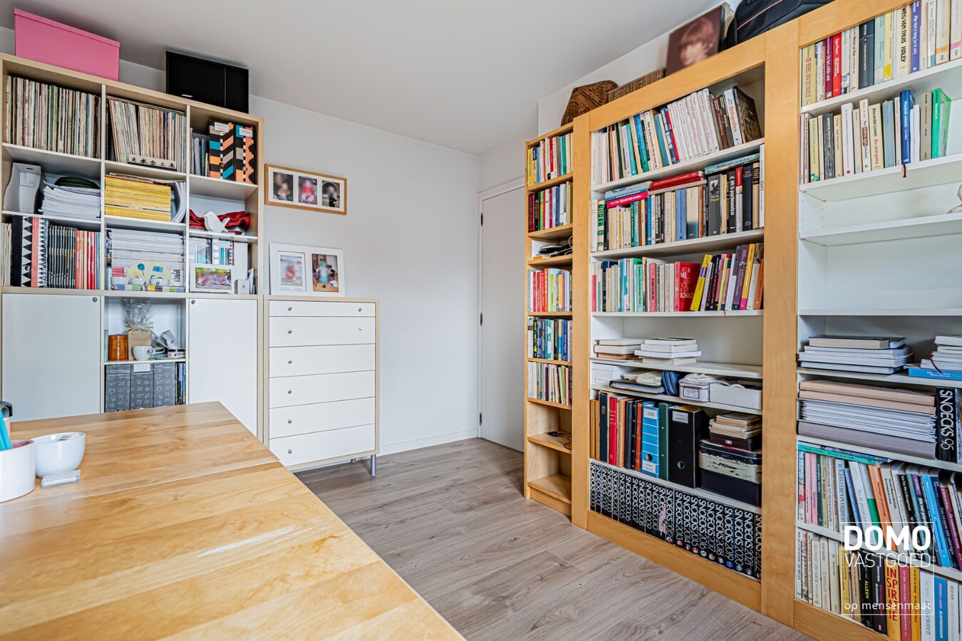 ZUIDWESTELIJK GEORIËNTEERDE DOORZONWONING MET LICHTRIJKE AANBOUW, GEZELLIGE TUIN EN RUIME GARAGE TE KURINGEN (HASSELT) 