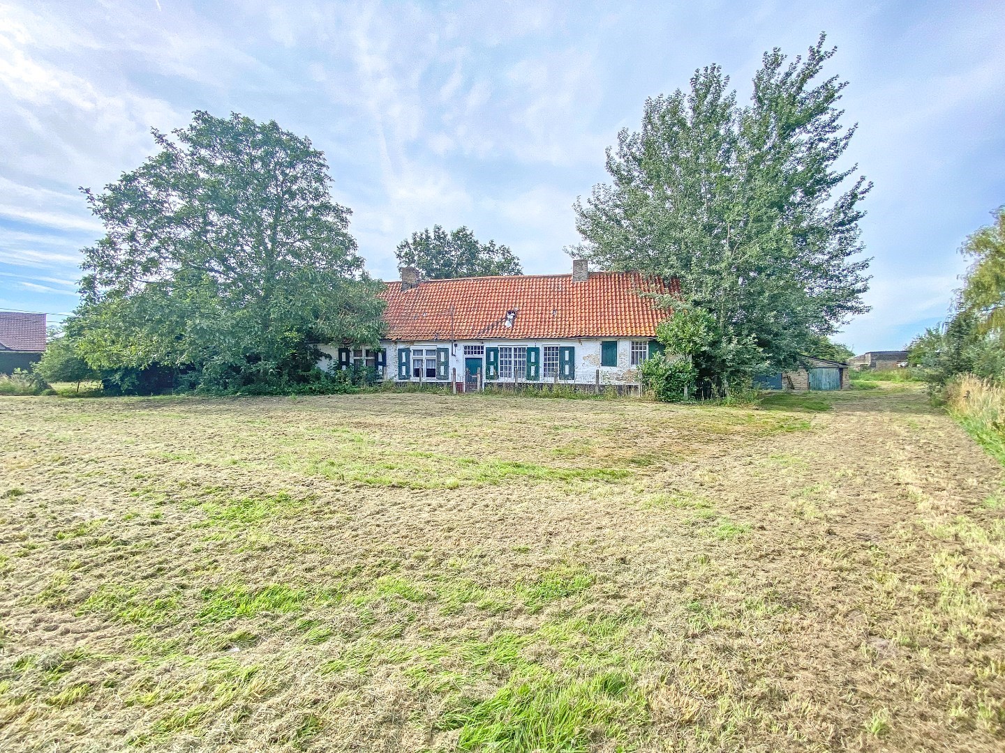 Te renoveren hoeve met veel potentieel in Alveringem. 