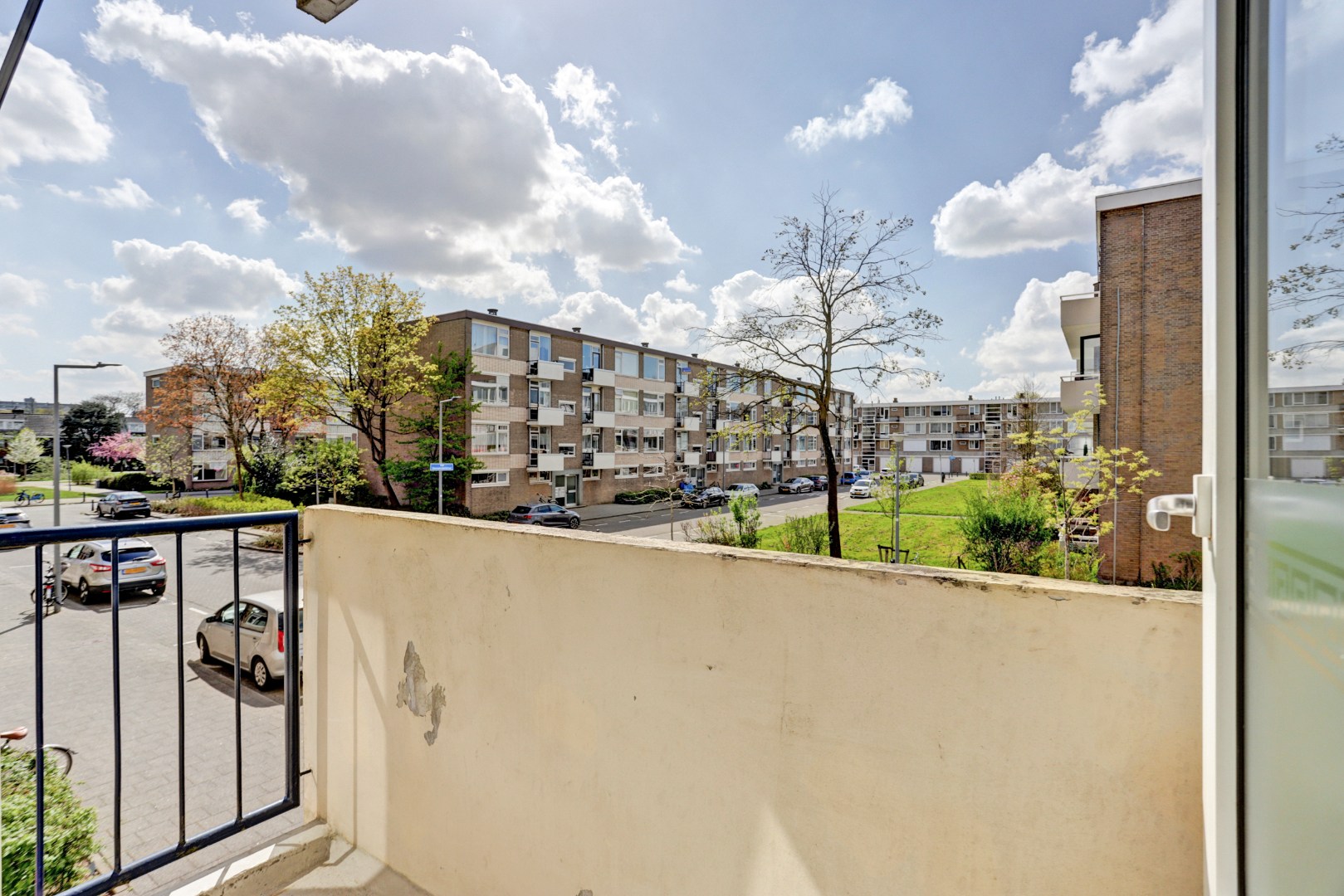 Instapklaar 3-kamer appartement op de 1e verdieping met keurige keuken en badkamer, 2 balkons, berging in de onderbouw en is gelegen op eigen grond. 