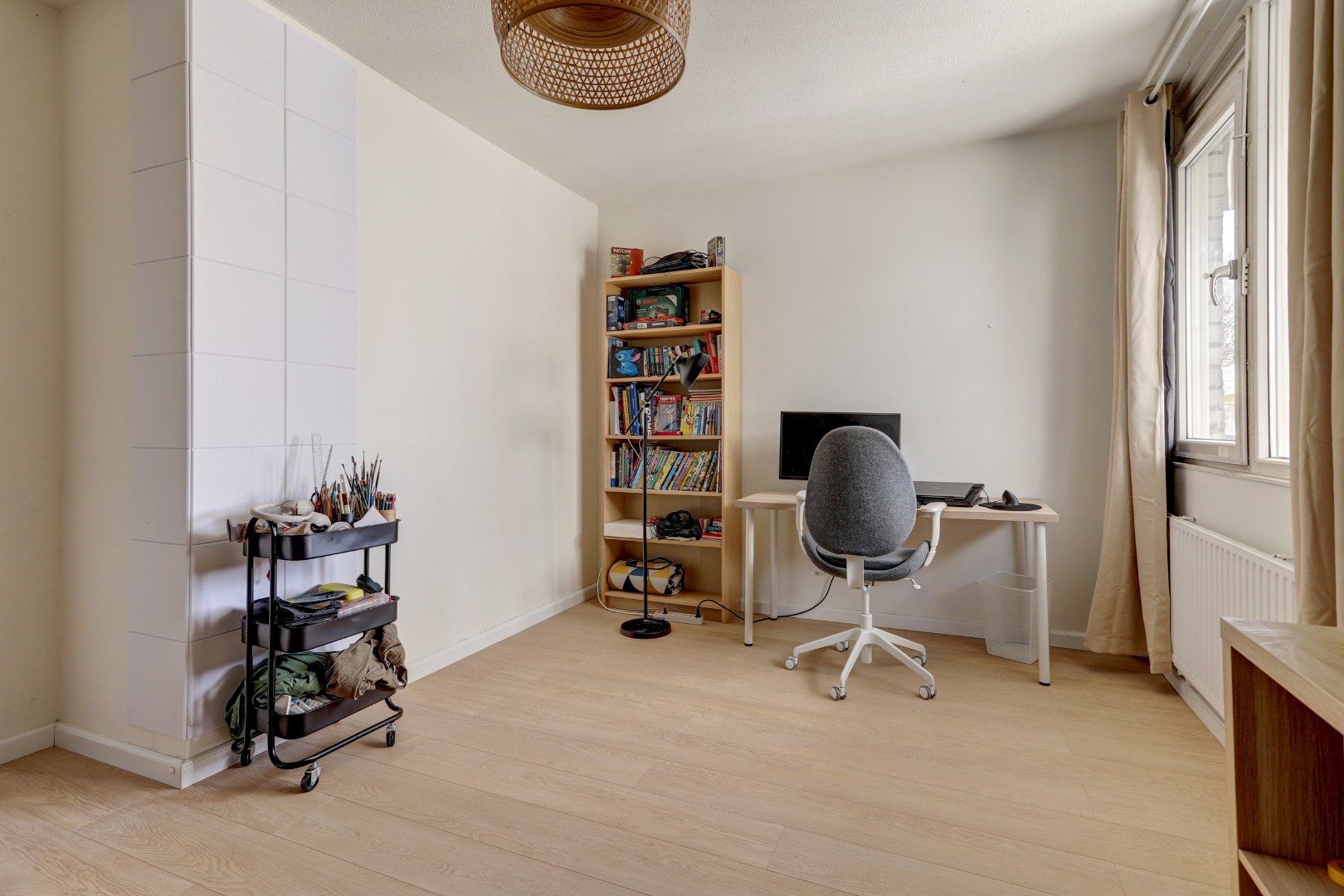 Ruime 4- (voorheen 5) kamer woning op 1e etage met riant terras van 45 m² en een berging en overdekte parkeerplaats op begane grond. 