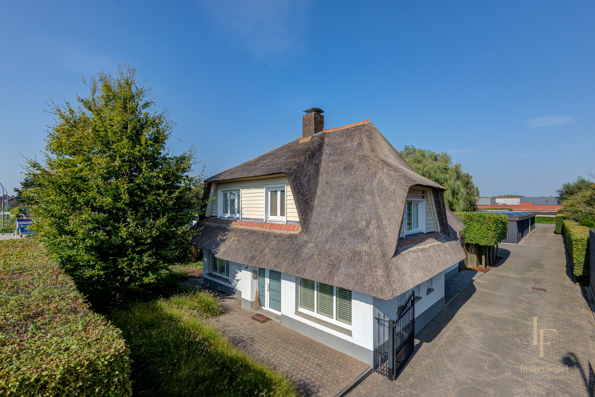 Villa met magazijn, garagebox en 12+ parkeerplaatsen te Kontich! 