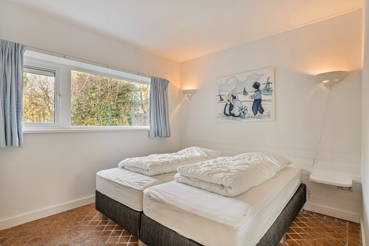 T.A. Makelaardij biedt aan: moderne architectonische vrijstaande villa met extra brede vrijstaande garage en royale private tuin rondom. 