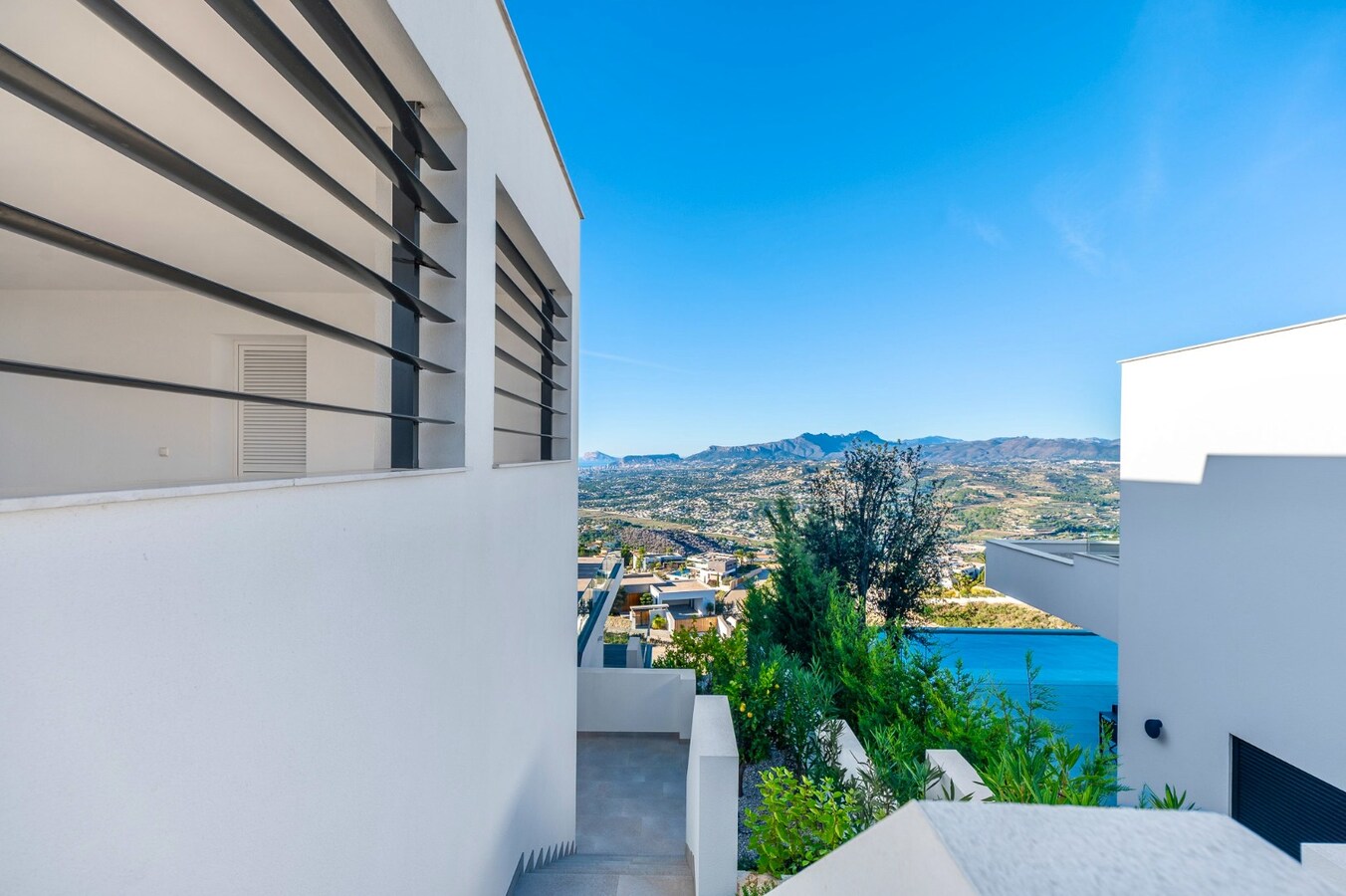 Een uitzonderlijke villa waar luxe, licht en panoramische waterzichten samenkomen. 