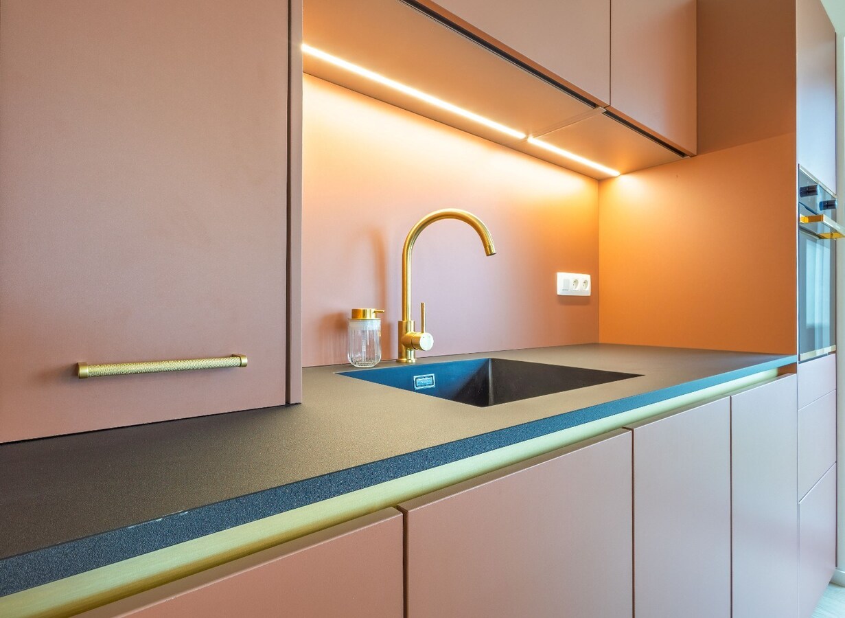 Volledig gerenoveerd hoekappartement met open zicht in exclusieve villaresidentie te Duinbergen 