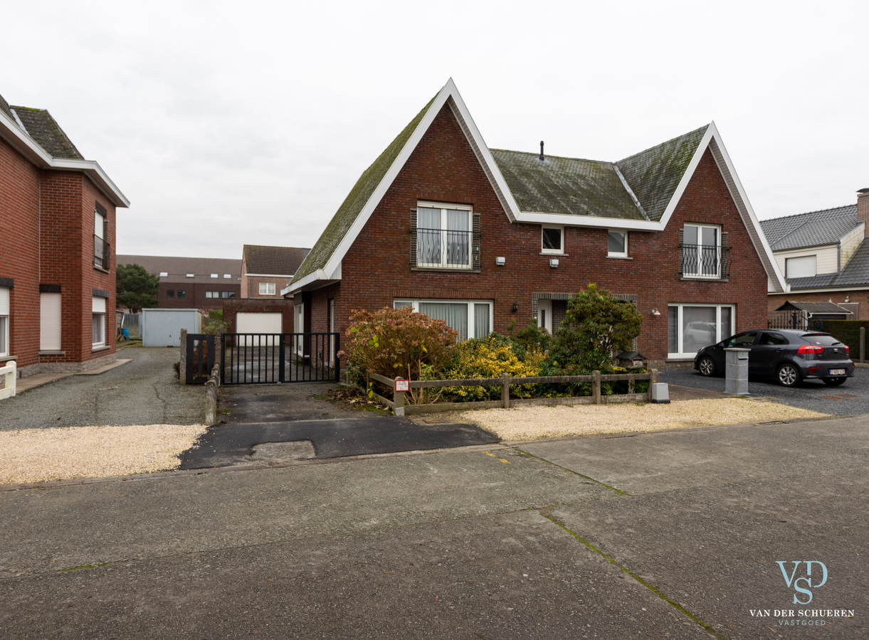 Degelijke, op te frissen Half Open Bebouwing. 