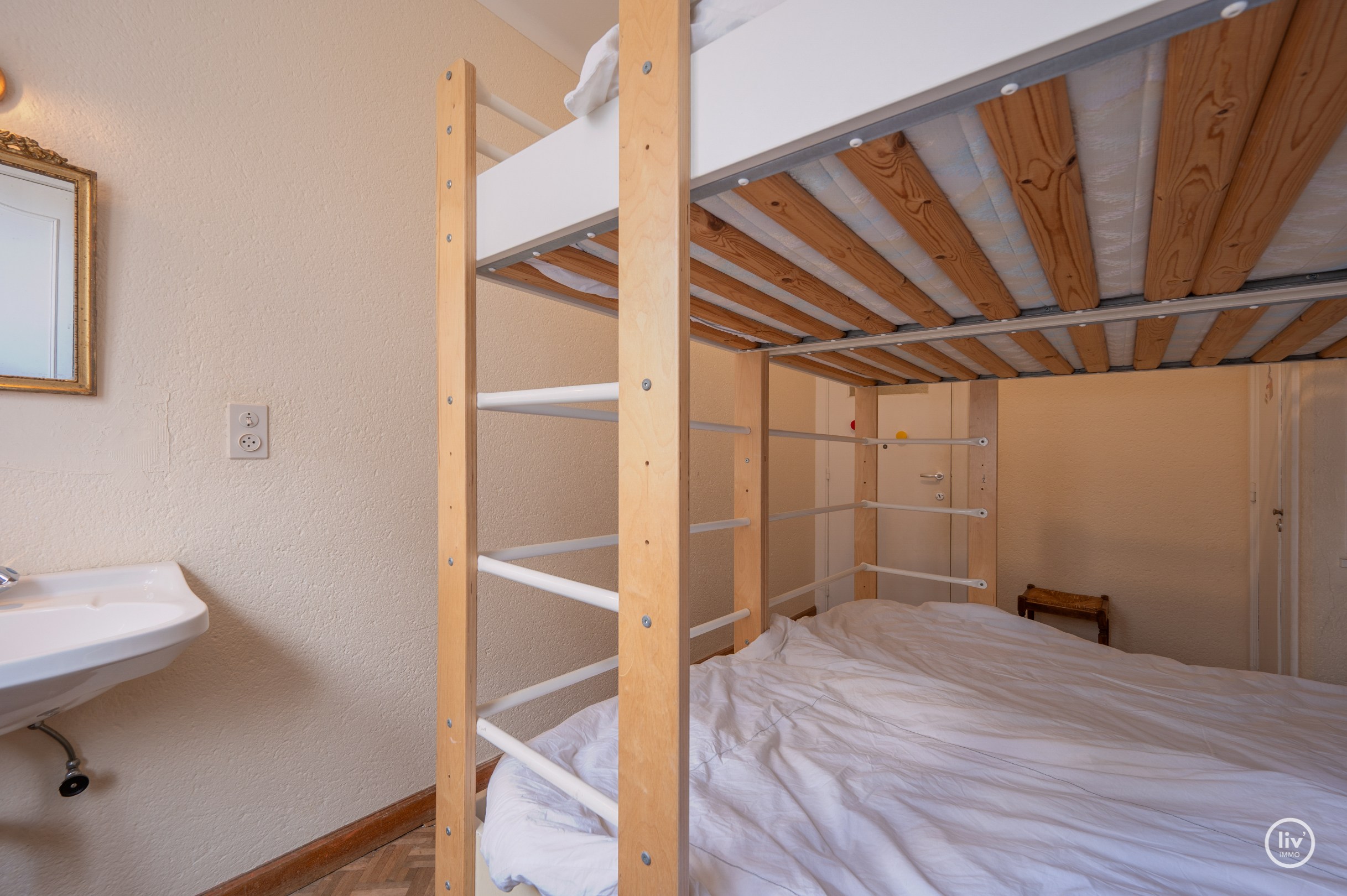 Zonnig HOEKappartement gelegen op de Van bunnenlaan met zicht op de Heilighart kerk te Knokke. 