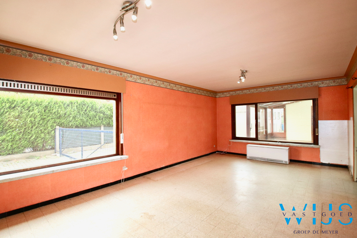 Op te frissen/te renoveren gezinswoning op TOPlocatie te ERTVELDE! 