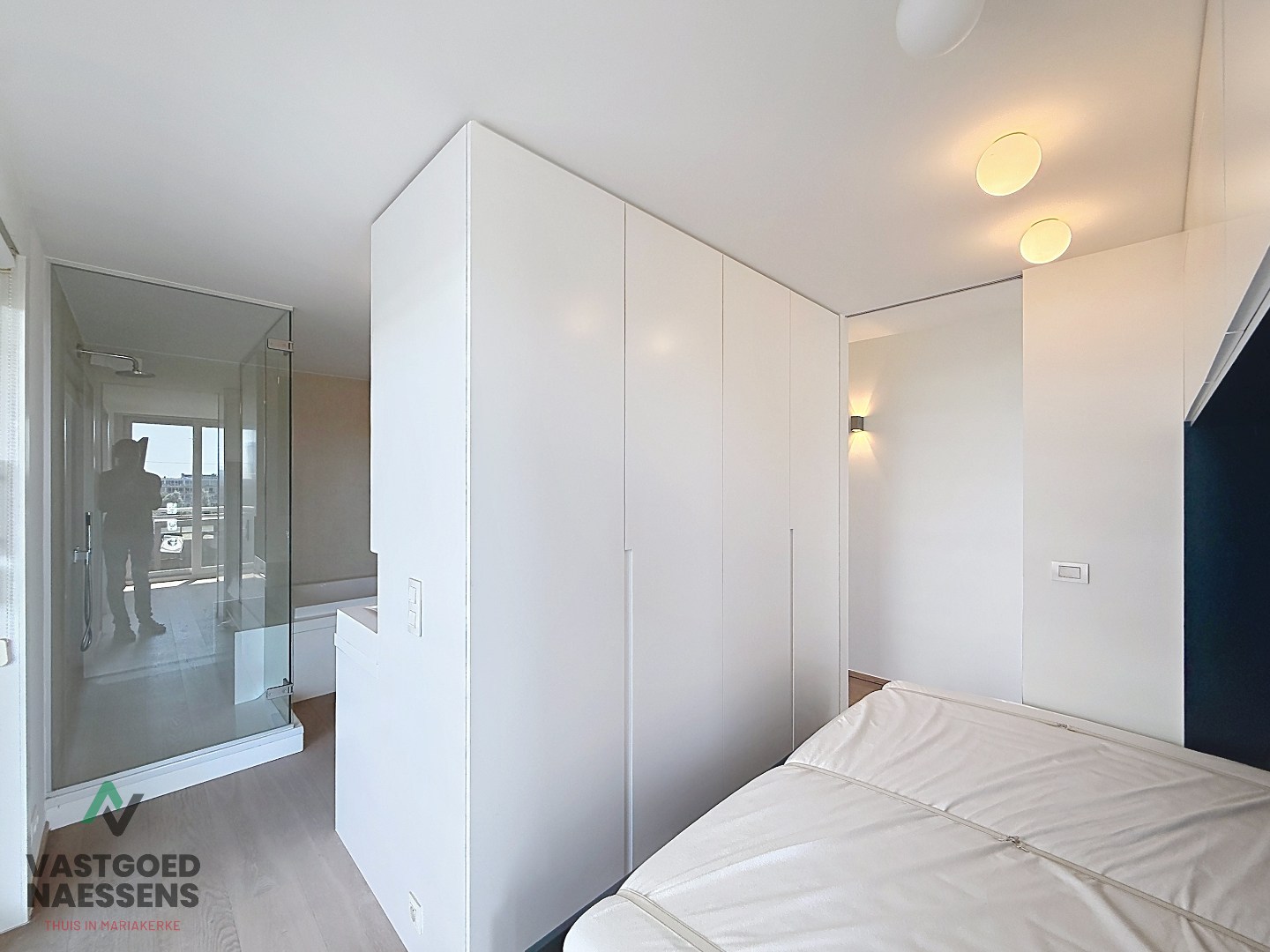 SCHITTEREND VERNIEUWD HOEKAPPARTEMENT – 2 SLPK – TERRASSEN – ZEEZICHT EN ZICHT OP GOLF 