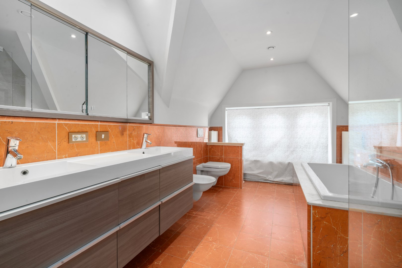 Stijlvolle villa met 5 slaapkamers op mooi perceel van 1325m² 