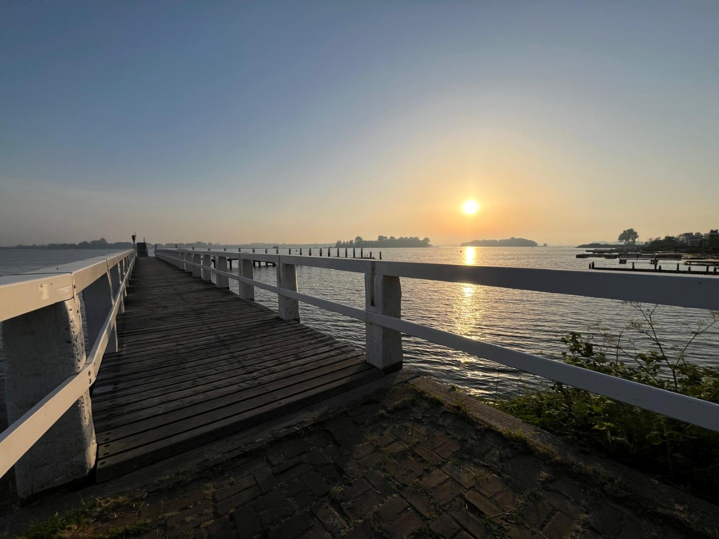 T.A. Makelaardij biedt aan: Op loopafstand (ca. 200m.) van het Veerse Meer staat deze rustig gelegen vrijstaande woning op een royaal perceel (860m2) aan een doodlopend straatje 