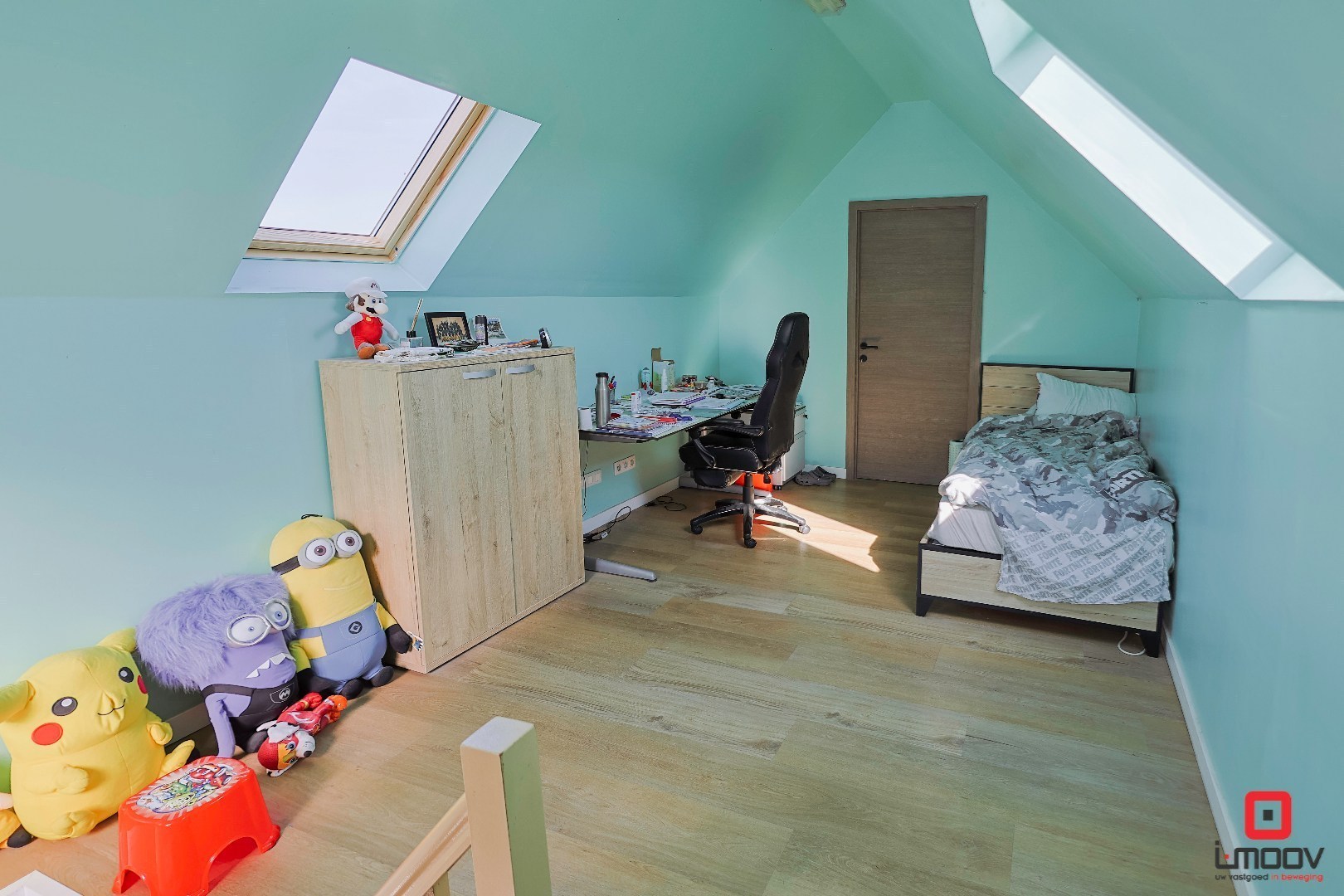 Lichtrijk en huiselijk triplexappartement met 4 slaapkamers en 2 garages te Gent 