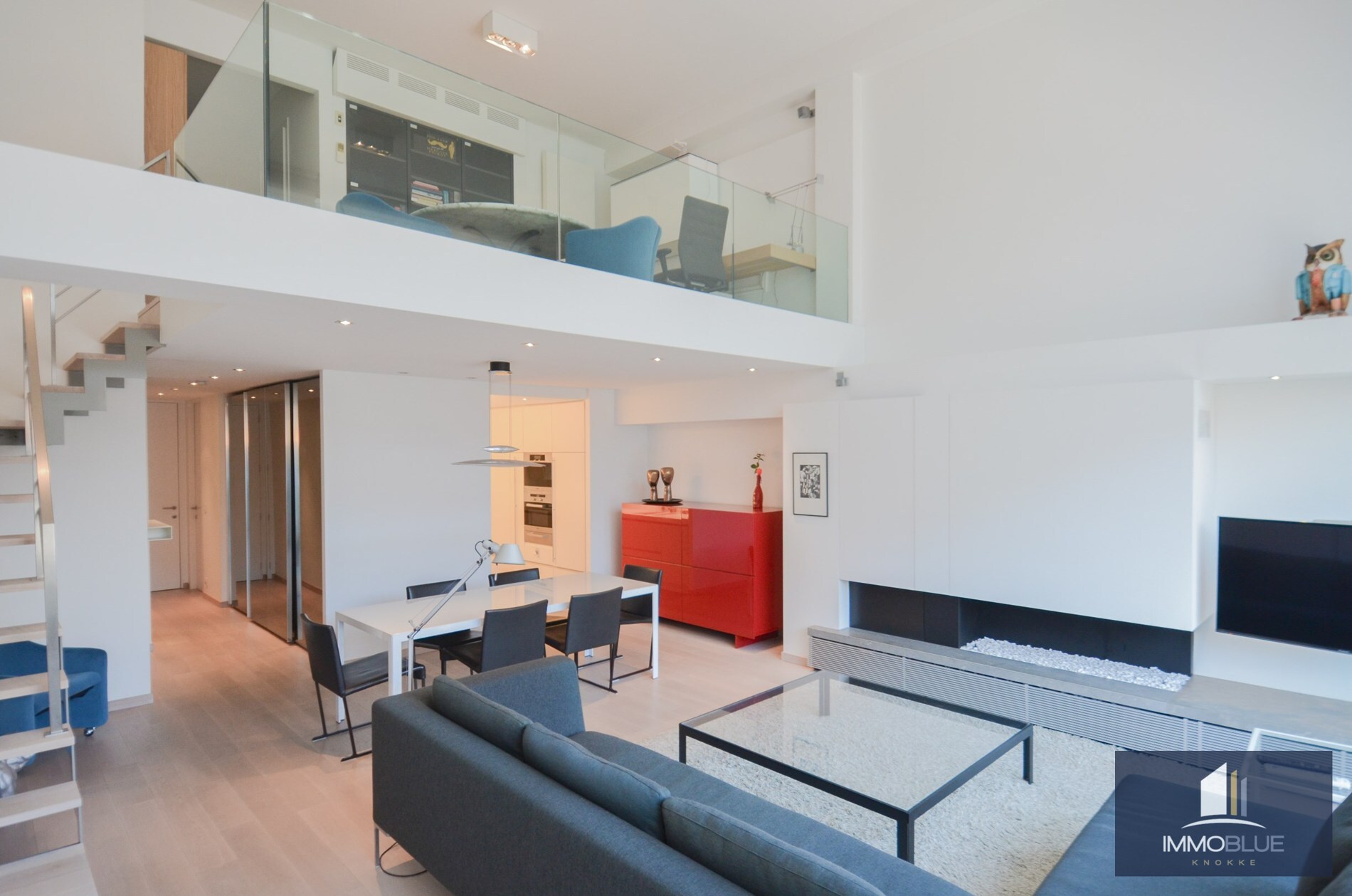 Duplex mezzanine lumineux et spacieux à louer, situé à deux pas de la mer. 