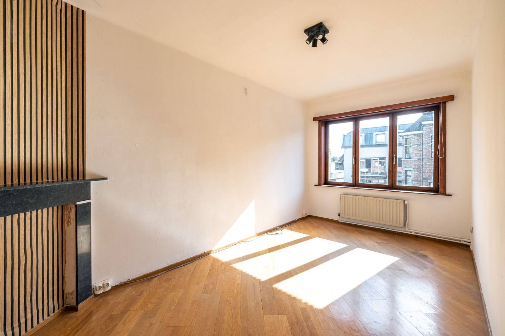 Renovatiepand met 6 slaapkamers, garage en grote zonnige tuin 