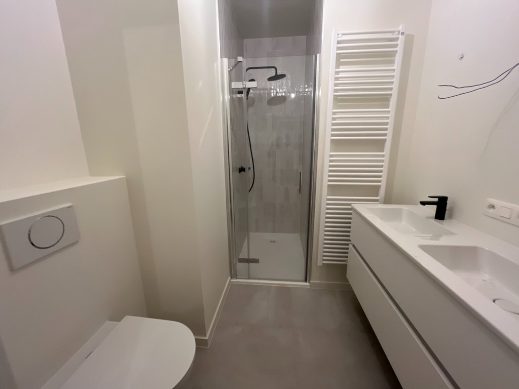 Appartement de 2 pièces situé au centre du projet Hoost avec une grande terrasse. 