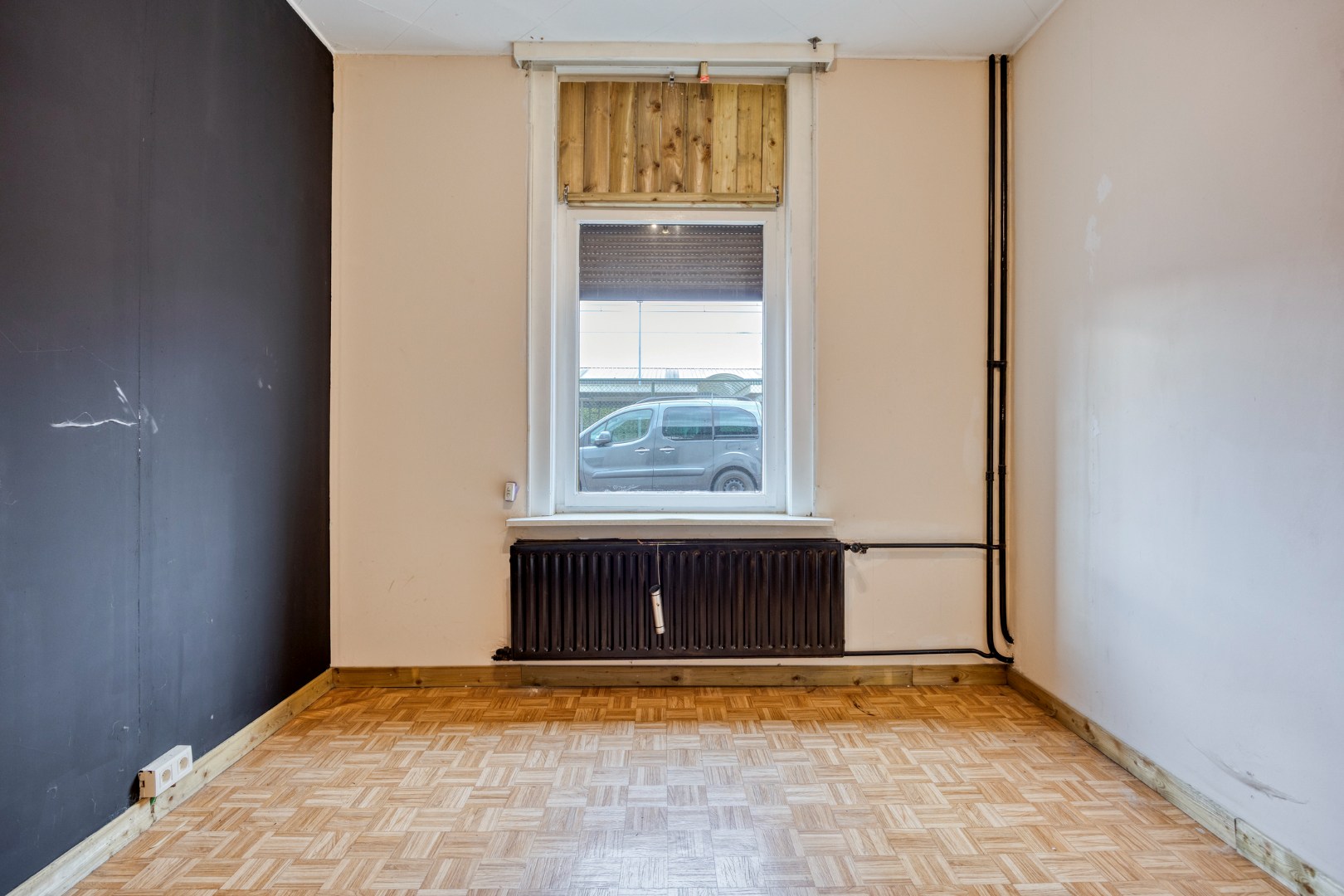 Te renoveren woning met 4 slpk. en gezellige stadstuin op een centrale ligging in Geel 