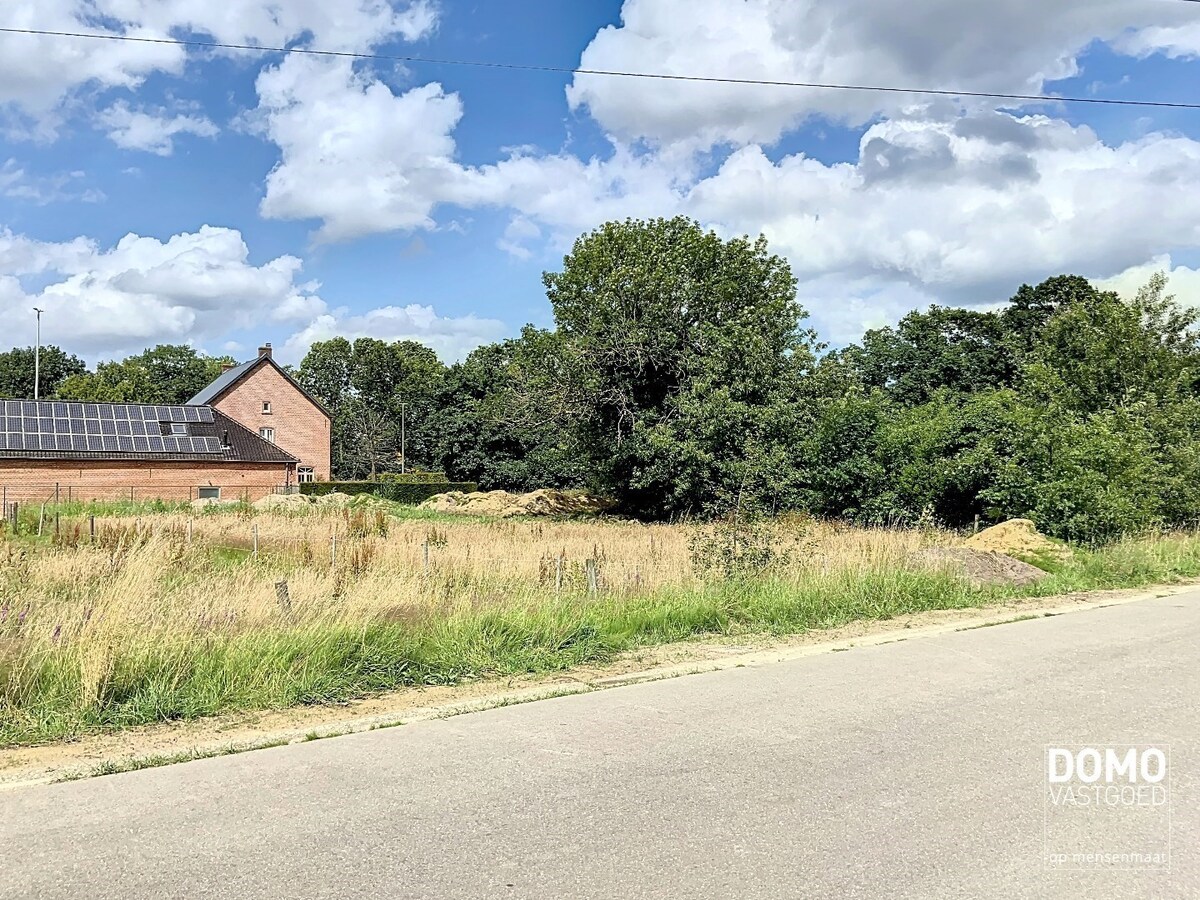 Ruime bouwgrond voor een half open bebouwing, gelegen op een perceel van 7a30ca. 