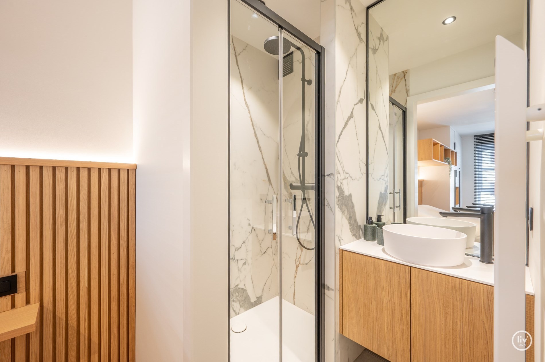 Instapklaar 3-kamer appartement op wandelafstand van de Lippenslaan met zuidgericht-terras. 8m gevelbreedte ! 