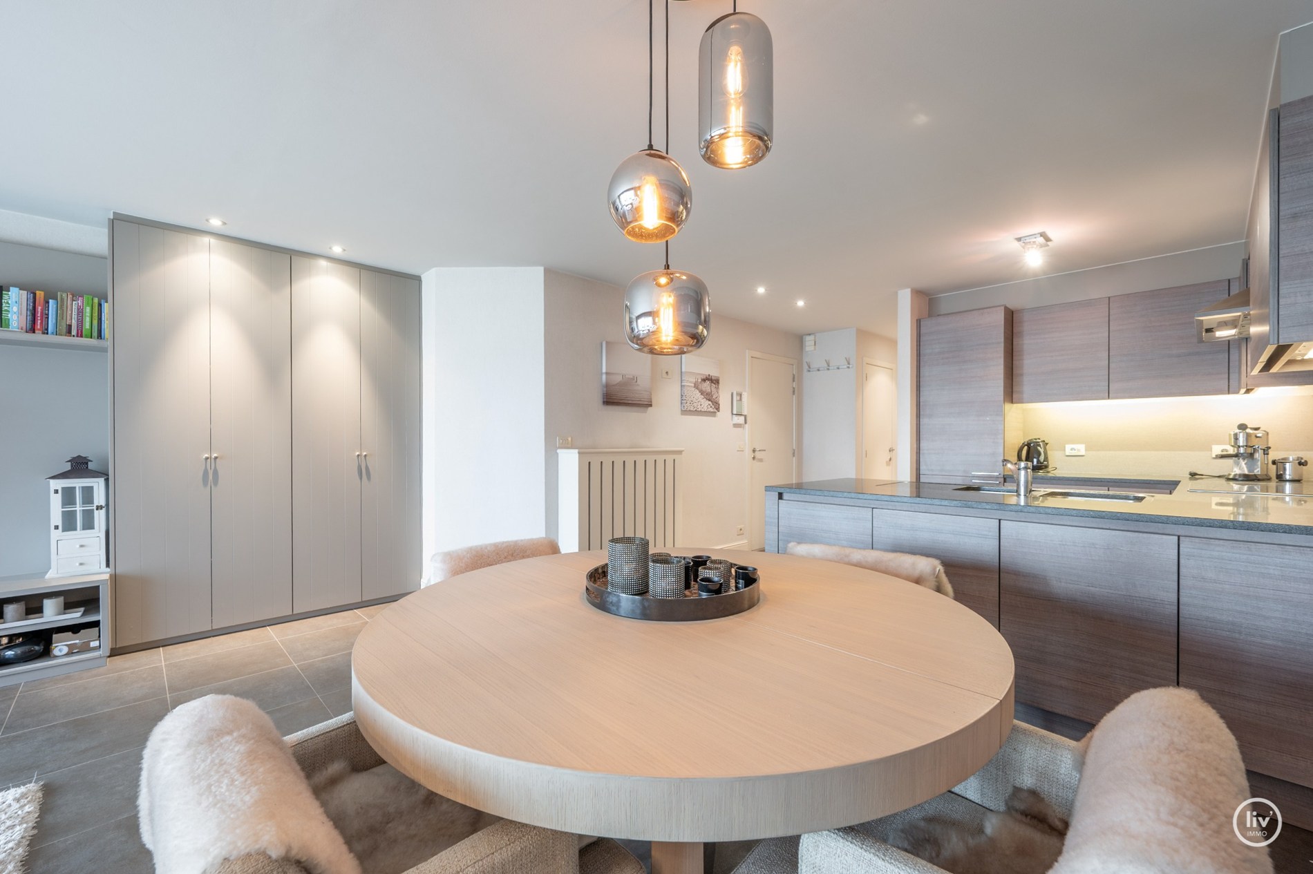 Mooi ruim en récent appartement centraal gelegen op de Leopoldlaan te Knokke. 