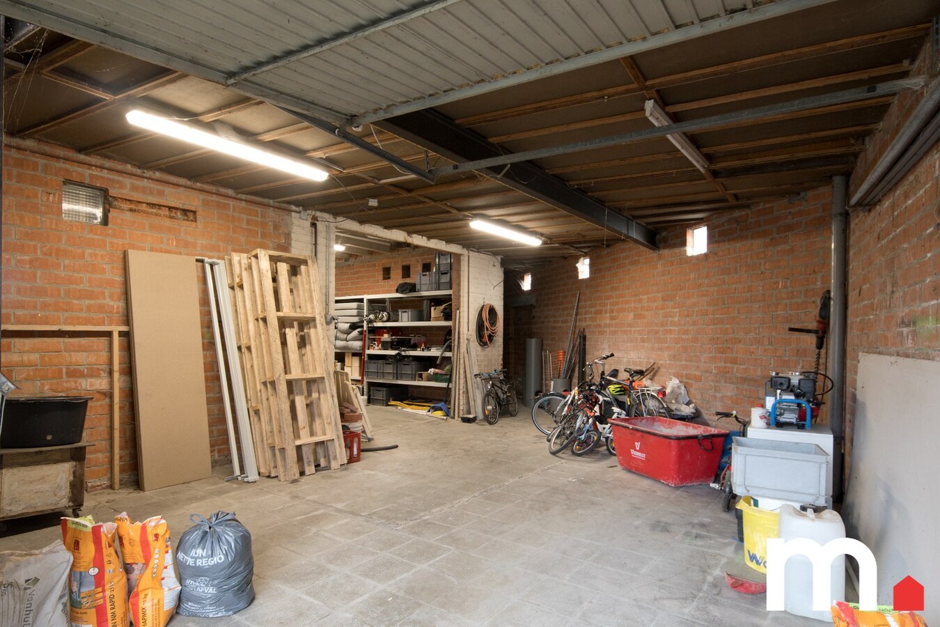 Instapklare woning met Loods van 170m² met uitweg te Zwevegem met 324 m² bewoonbare oppervlakte ! 