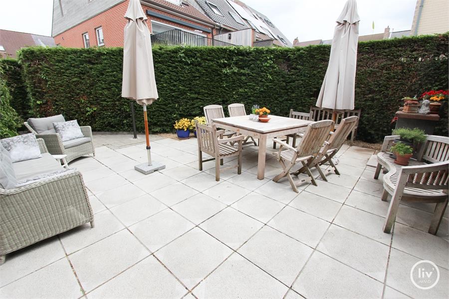 Ruime woning met 4 slaapkamers gelegen in centrum Knokke vlakbij Duinenwater. 