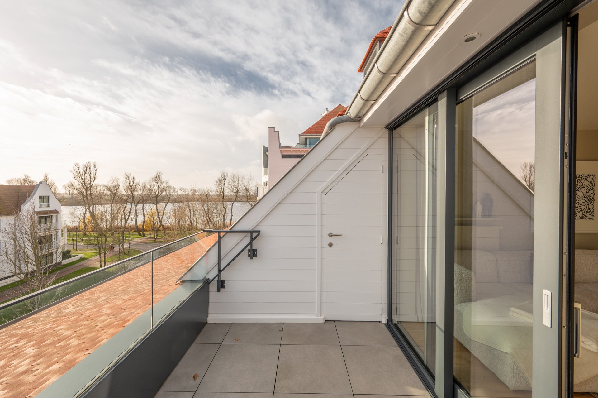 Cet appartement en duplex lumineux est situé à Duinenwater, combinant un agencement pratique avec des espaces extérieurs agréables et un emplacement calme au bord de l'eau. 