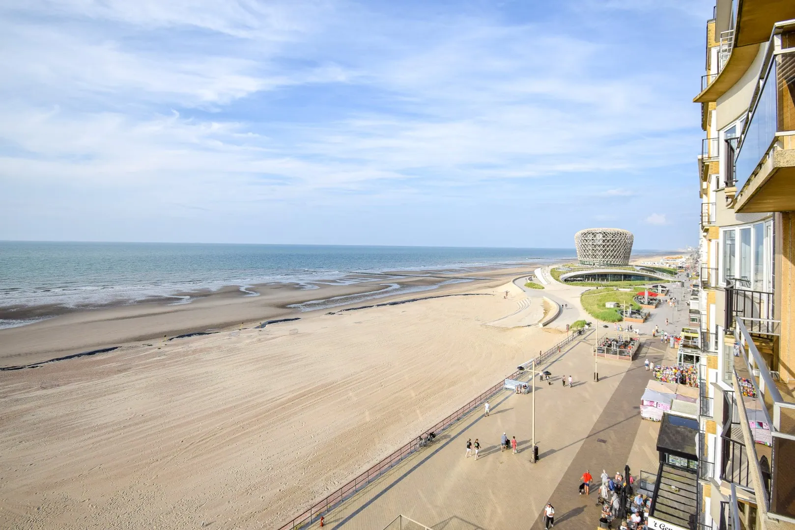 Appartement met twee ruime slaapkamers, terras en zeezicht