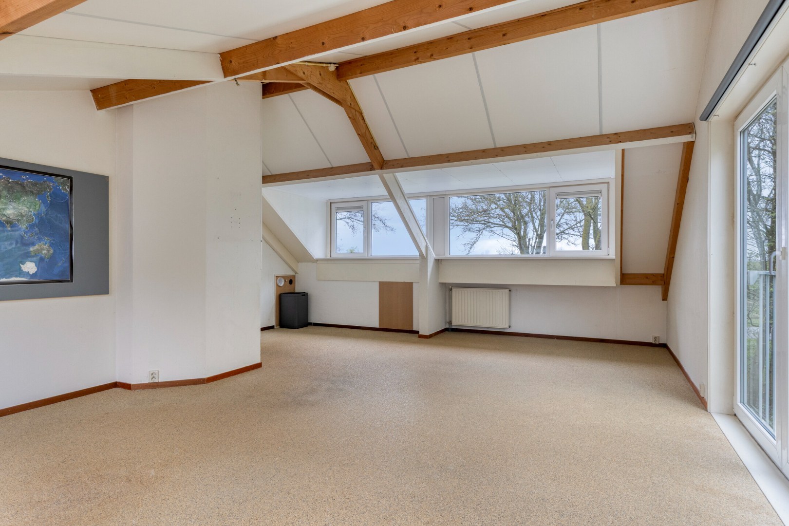 T.A. Makelaardij biedt aan: Populierenlaan 2 te Kamperland. Op loopafstand (ca. 200m.) van het Veerse Meer staat deze rustig gelegen vrijstaande woning op een royaal perceel (860m2) aan een doodlopend 