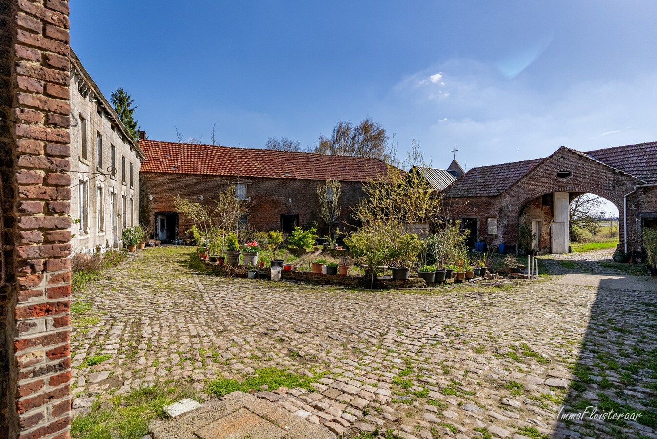 Te renoveren vierkantshoeve op een ruim perceel van ca. 2,6ha te Kortenaken 