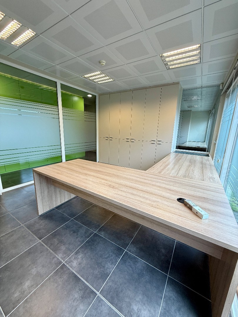 Modern handelpand/kantoor in centrum Oostakker (Gent) 