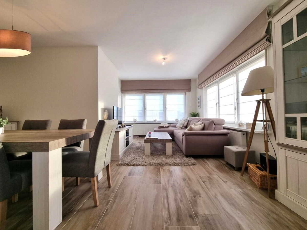 Knap gerenoveerd, zeer lichtrijk hoekappartement te Heist 