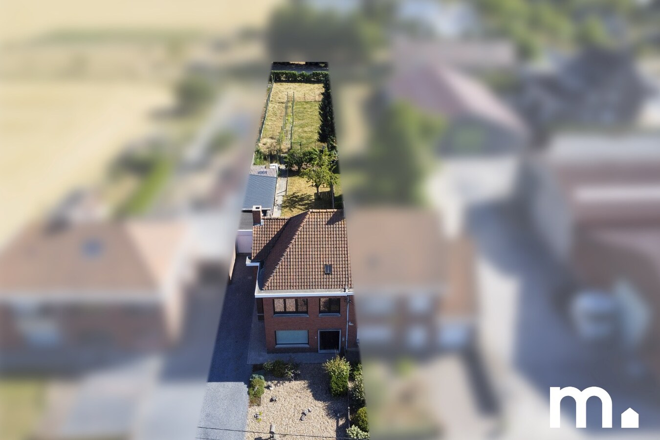 Half open gezinswoning met ruime tuin en garage te koop ! 