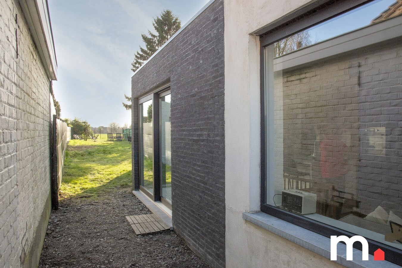 Top gerenoveerde halfopen woonst met ruime tuin te Waregem ! 