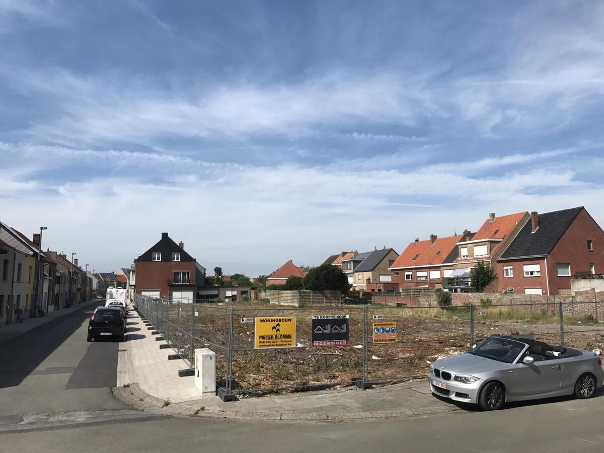 KNUSSE HALF OPEN GEZINSWONING TE BREDENE DORP 
