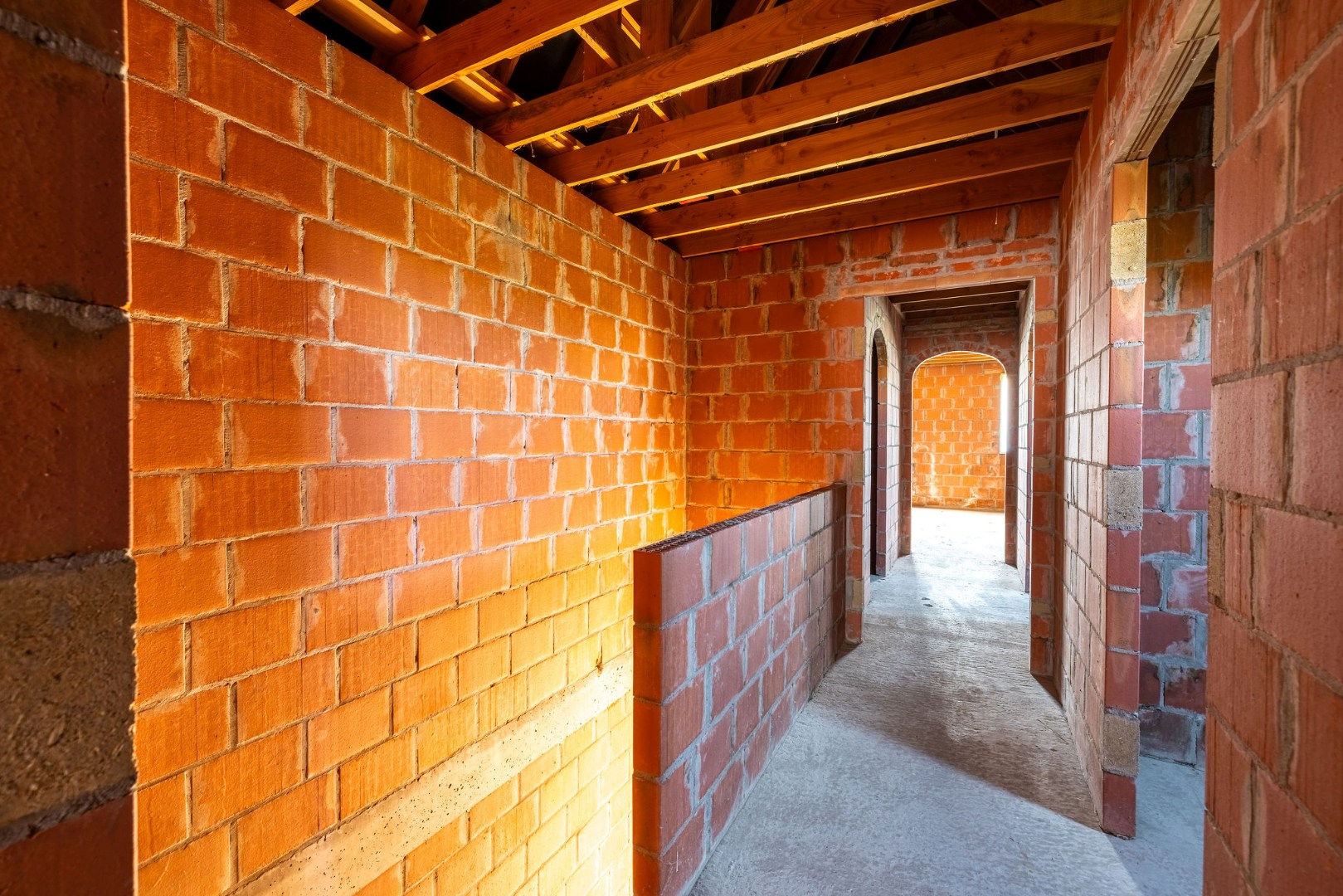 Landelijk gelegen ruwbouwhoeve met bijgebouwen op uitzonderlijk perceel van ca. 9.331 m² 