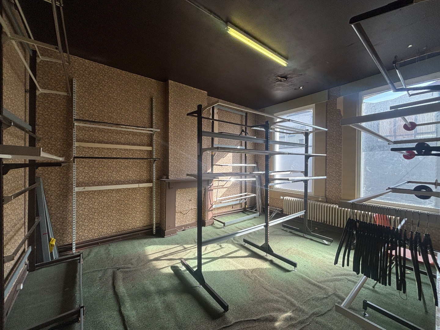 Handelshuis met 2 garages op topligging in centrum van Mol 