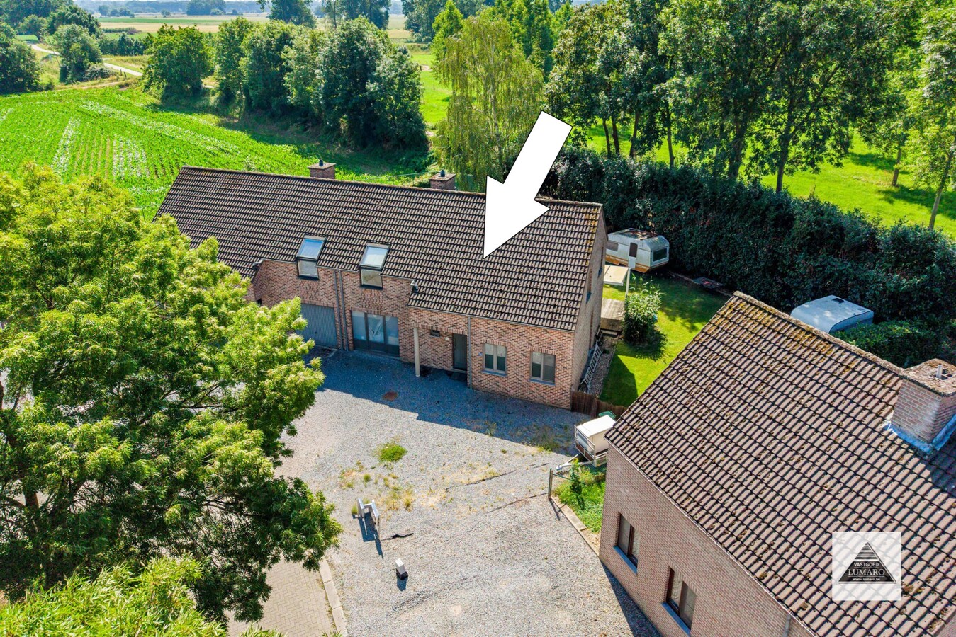 Gezinswoning met 4 slaapkamers, gelegen aan de Winterdijk, natuurgebied Maaswinkel. 